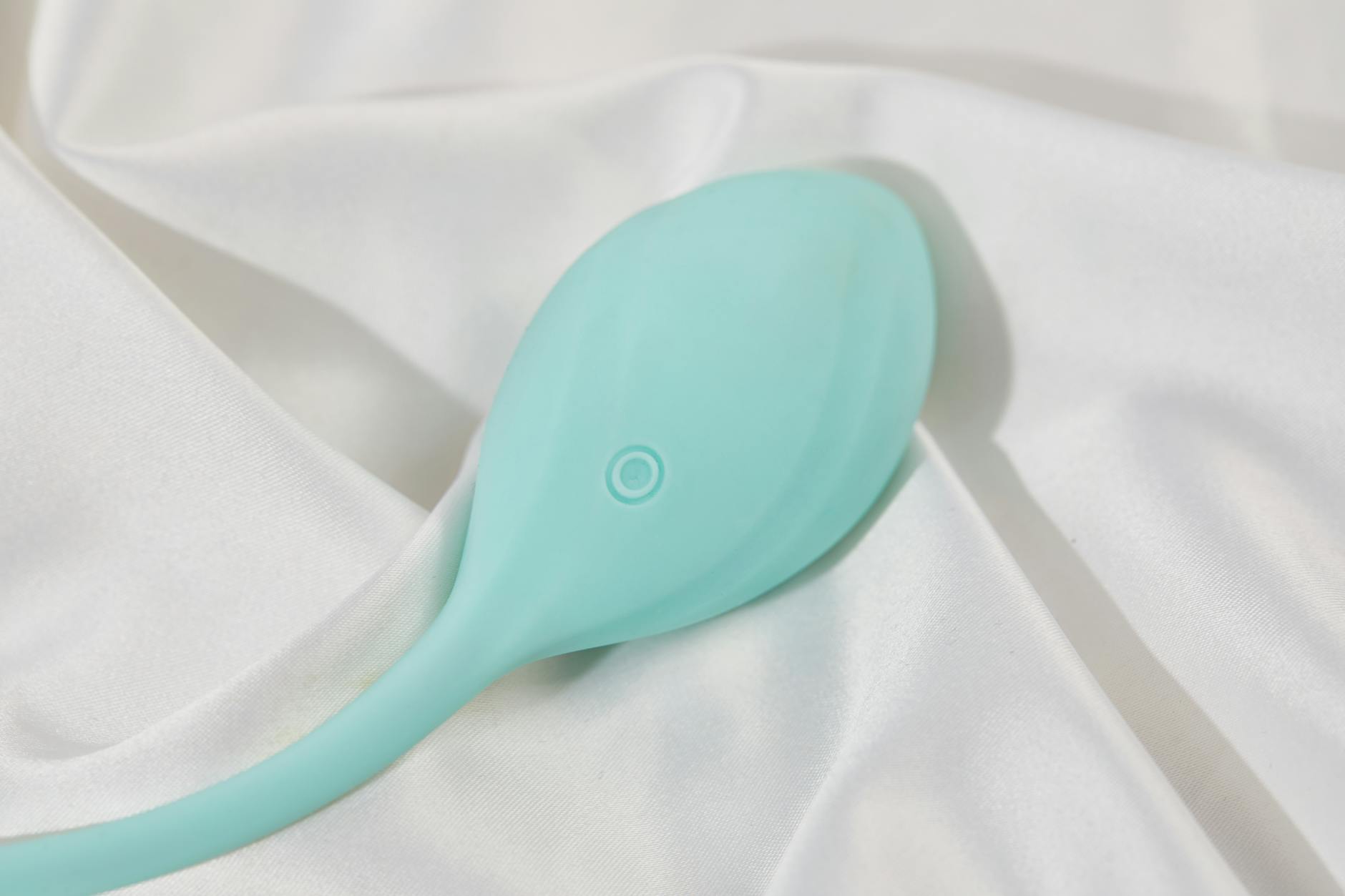 Femme tenant deux vibromasseurs en silicone rose et bleu, reflétant la réflexion et le choix