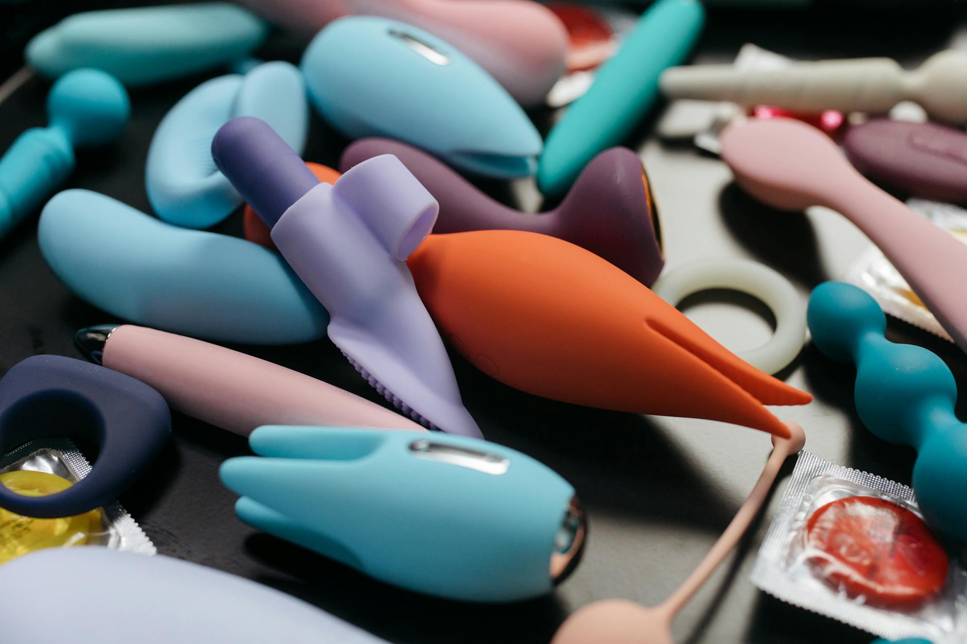 Arrangement vibrant de jouets pour adultes en gros plan
